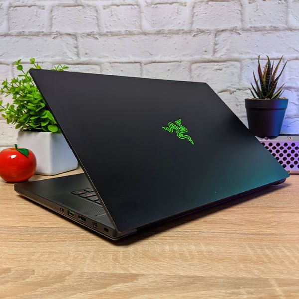 Уценка Ноутбук Blade Razer RZ09-0300 15.6" IPS i7 9750H RTX 2060 6GB 16GB +SSD
